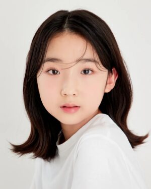 Kim Hyo-gyeong Instagram - ㆍ
#프로필

효경이의 새 프로필🌟

작년에 예약하고 머리 길러서 찍고 싶어서 
미루고 미뤄서 기다리고 기다리다 찍은 프로필
하나하나 넘 감동이라서 
셀렉하는라 힘들었지만 
효경이의 새로운 이미지를 찾아주시고
머리카락 한올한올 신경써서 예쁘게 꾸며주신
작가님 메이크업실장님 감사합니다🙇‍♀️

📷@gradationmood_studio 
💄@gon__make

ㆍ
ㆍ
ㆍ
ㆍ
ㆍ
ㆍ
ㆍ

#김효경 #배우김효경 #뉴프로필 #새로운이미지
#그라데이션무드 #아역프로필 #배우프로필