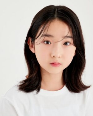 Kim Hyo-gyeong Instagram - ㆍ
#프로필

효경이의 새 프로필🌟

작년에 예약하고 머리 길러서 찍고 싶어서 
미루고 미뤄서 기다리고 기다리다 찍은 프로필
하나하나 넘 감동이라서 
셀렉하는라 힘들었지만 
효경이의 새로운 이미지를 찾아주시고
머리카락 한올한올 신경써서 예쁘게 꾸며주신
작가님 메이크업실장님 감사합니다🙇‍♀️

📷@gradationmood_studio 
💄@gon__make

ㆍ
ㆍ
ㆍ
ㆍ
ㆍ
ㆍ
ㆍ

#김효경 #배우김효경 #뉴프로필 #새로운이미지
#그라데이션무드 #아역프로필 #배우프로필
