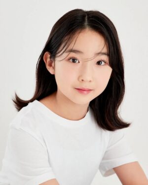 Kim Hyo-gyeong Instagram - ㆍ
#프로필

효경이의 새 프로필🌟

작년에 예약하고 머리 길러서 찍고 싶어서 
미루고 미뤄서 기다리고 기다리다 찍은 프로필
하나하나 넘 감동이라서 
셀렉하는라 힘들었지만 
효경이의 새로운 이미지를 찾아주시고
머리카락 한올한올 신경써서 예쁘게 꾸며주신
작가님 메이크업실장님 감사합니다🙇‍♀️

📷@gradationmood_studio 
💄@gon__make

ㆍ
ㆍ
ㆍ
ㆍ
ㆍ
ㆍ
ㆍ

#김효경 #배우김효경 #뉴프로필 #새로운이미지
#그라데이션무드 #아역프로필 #배우프로필