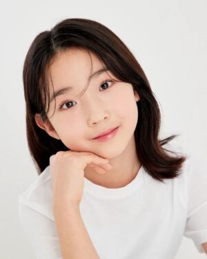 Kim Hyo-gyeong Instagram - ㆍ
#프로필

효경이의 새 프로필🌟

작년에 예약하고 머리 길러서 찍고 싶어서 
미루고 미뤄서 기다리고 기다리다 찍은 프로필
하나하나 넘 감동이라서 
셀렉하는라 힘들었지만 
효경이의 새로운 이미지를 찾아주시고
머리카락 한올한올 신경써서 예쁘게 꾸며주신
작가님 메이크업실장님 감사합니다🙇‍♀️

📷@gradationmood_studio 
💄@gon__make

ㆍ
ㆍ
ㆍ
ㆍ
ㆍ
ㆍ
ㆍ

#김효경 #배우김효경 #뉴프로필 #새로운이미지
#그라데이션무드 #아역프로필 #배우프로필