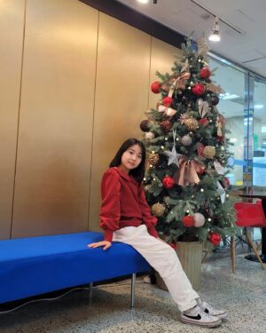 Kim Hyo-gyeong Instagram - ㆍ
#성장체크하는날 
#하이키한의원 
@highki_1992

학교끝나고 이번달도 잘 컸는지 체크하러 하이키 한의원에 다녀왔어요~~

효경이 사진 앞에서
예쁜 크리스마스 트리 앞에서 
하이키 두분 원장님 사진 앞에서 찰칵📸

이번달도 열심히 잘 큰 효경이
담달에도 부지런히 크자😉

항상 세심하게 챙겨주시고 꼼꼼히 체크해주시는 하이키한의원 감사합니다🙇‍♀️

ㆍ
ㆍ
ㆍ
ㆍ
ㆍ
ㆍ
ㆍ

#성장체크 #성장관리 #잘크고있어요
#쑥쑥자라는중🌱 #관리받는효경 #열심히성장중