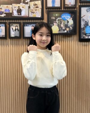 Kim Hyo-gyeong Instagram - ㆍ
#지난일상

조금씩 천천히 열심히 크고 있는 효경🌱
항상 꼼꼼히 성장체크해 주시고 관리해 주시는 
최규희원장님 하이키한의원 감사합니다🙇‍♀️
@highki_1992

올 해도 잘 부탁드려요😉

ㆍ
ㆍ
ㆍ
ㆍ
ㆍ
ㆍ
ㆍ

#하이키한의원 #성장체크 #성장관리 #성장 
#성장클리닉 #올해도 #쑥쑥크자