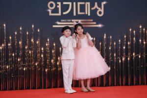 Kim Hyo-gyeong Instagram - #어제기록✏️ 
#레드카펫 
#kbs연기대상 
#시상식

2022년 마지막을  뜻깊은 자리에 초대해 주셔서 영광이였습니다❣️

처음 서 본 레드카펫이라서 설레이고 떨려했던 효경이 좋은 자리에 멋진분들과 함께 할 수 있어서 감사했습니다😍

한 해동안 고생한 예쁜딸 2023년에는 더 열심히 한걸음 한걸음 앞으로 달려보자🤗

새해 복 많이 받으세요🙇‍♀️

ㆍ
ㆍ
ㆍ
ㆍ
ㆍ
ㆍ
ㆍ

#김효경 #2022kbs연기대상 #청소년아역상후보 #현재는아름다워 #최하늘 #행복한날 #영광스러운자리에참석 
#한해마무리 #새해복많이받으세요
