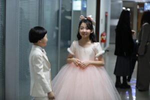 Kim Hyo-gyeong Instagram - #어제기록✏️ 
#레드카펫 
#kbs연기대상 
#시상식

2022년 마지막을  뜻깊은 자리에 초대해 주셔서 영광이였습니다❣️

처음 서 본 레드카펫이라서 설레이고 떨려했던 효경이 좋은 자리에 멋진분들과 함께 할 수 있어서 감사했습니다😍

한 해동안 고생한 예쁜딸 2023년에는 더 열심히 한걸음 한걸음 앞으로 달려보자🤗

새해 복 많이 받으세요🙇‍♀️

ㆍ
ㆍ
ㆍ
ㆍ
ㆍ
ㆍ
ㆍ

#김효경 #2022kbs연기대상 #청소년아역상후보 #현재는아름다워 #최하늘 #행복한날 #영광스러운자리에참석 
#한해마무리 #새해복많이받으세요