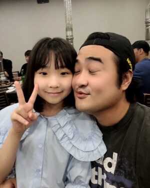 Kim Hyo-gyeong Instagram - ㆍ
#지난피드 

성수아빠와 하늘이💕
차엽배우님과 효경

아이들과 장난치면서 찐으로 놀아주시고 
좋은 말씀 많이해주시는 성수아빠
하늘이에게 어울리는 컬러라고 하시며 주신 예쁜 신발과 넘 따뜻한 손편지👟✉️
@yup_c

효경이도 맘도 성수아빠 차엽배우님의 사랑 가득담긴 마음에 감사드리고 감동받았어요😍
고맙습니다🙇‍♀️
우리 꼭 좋은 작품에서 다시 만나요❣️

ㆍ
ㆍ
ㆍ
ㆍ
ㆍ
ㆍ
ㆍ

#김효경 #최하늘 #차엽 배우님 #최성수 #성수아빠 #손편지 #감동편지 #선물 #감사합니다 #종방연
#현재는아름다워 #itsbeautifulnow 
#ヒョンジェは美しい 
#kbs주말드라마 #배우마당