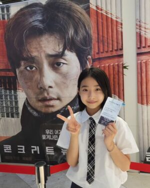 Kim Hyo-gyeong Instagram - #어제
#콘크리트유토피아 
#vip시사회🎬 
#박서준관 

효경이가 2년전에 촬영한 콘크리트유토피아가 오늘 개봉하네요.
잠깐이지만 엄마만 알아보지만 좋은 작품에 멋진 감독님과 훌륭한 대배우님들과 함께 참여 할 수 있어서 영광이었는데 시사화까지 ...
효경이랑 저랑 감독님과 배우님들도 만나고 영화도 보고 정말 행복한 하루였습니다.
초대해 주셔서 감사합니다🙇‍♀️

#오늘개봉 
#8월9일대개봉 
#콘유_마지막희망 

#엄태화감독님 #이병헌 #박서준 #박보영 #김선영 #박지후 #김도윤 #대박나자 #천만가자
