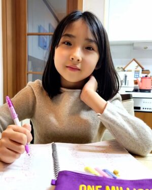 Kim Hyo-gyeong Instagram - ㆍ
#선물
#제품제공 
#늦은후기 
#코튼펜슬케이스

밀러드스튜디에서 지난달에 예쁜 펜슬케이스를 선물로 보내주셨는데 이제야 올리는 게으른 맘🙈

효경이가 좋아하는 퍼플 색상으로 고급스러운 자수 디테일에 탄탄한 면 소재라 가볍고 필기구도 엄청 많이 들어가서 활용도가 너무 좋아요✏️💜👍

예쁜 선물 감사합니다🙇‍♀️
@millude_studio

ㆍ
ㆍ
ㆍ
ㆍ
ㆍ
ㆍ
ㆍ

#밀러드스튜디오 #펜슬케이스✏️ #자수펜슬케이스