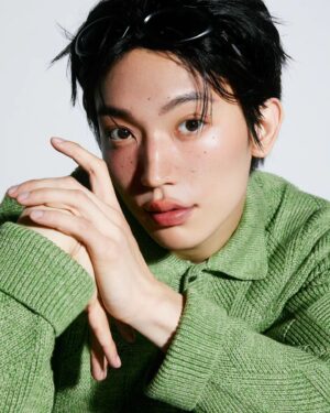 Kim Hyun Wook Instagram - 초록불에 건너시고💚 빨간불에 멈춰주세요❤️
.
Photo : @kimmsehun 
Make-up : @aknacktool_0_0ng 
Hair : @_sooin_at 
Fashion : @lee.min.jeong 
Furniture : @oryuelements