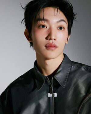 Kim Hyun Wook Instagram - 초록불에 건너시고💚 빨간불에 멈춰주세요❤️
.
Photo : @kimmsehun 
Make-up : @aknacktool_0_0ng 
Hair : @_sooin_at 
Fashion : @lee.min.jeong 
Furniture : @oryuelements