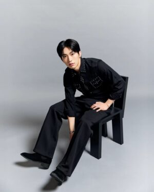 Kim Hyun Wook Instagram - 초록불에 건너시고💚 빨간불에 멈춰주세요❤️
.
Photo : @kimmsehun 
Make-up : @aknacktool_0_0ng 
Hair : @_sooin_at 
Fashion : @lee.min.jeong 
Furniture : @oryuelements