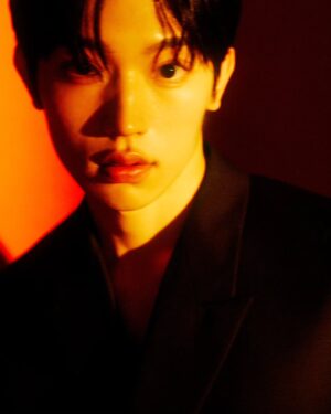 Kim Hyun Wook Instagram - 초록불에 건너시고💚 빨간불에 멈춰주세요❤️
.
Photo : @kimmsehun 
Make-up : @aknacktool_0_0ng 
Hair : @_sooin_at 
Fashion : @lee.min.jeong 
Furniture : @oryuelements