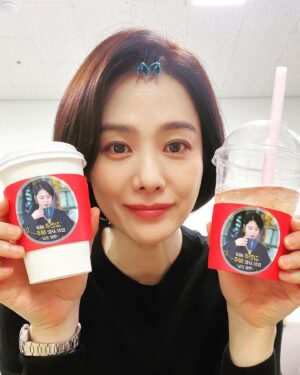 Kim Hyun-joo Instagram - 와준것도 고마운데 선물까지 갖고 왔어..고마워요~
책방손님=백지원
#trolley#thanxtagram #쿠키맛집
