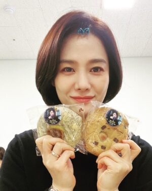 Kim Hyun-joo Instagram - 와준것도 고마운데 선물까지 갖고 왔어..고마워요~
책방손님=백지원
#trolley#thanxtagram #쿠키맛집