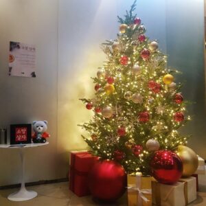 Kim Jae-duck Instagram - 메리 크리스마스🎄 🎁소망 상자에 새해 소망도 적어 넣고🎅
무슨 소망일까? ㅎㅎㅎㅎ1