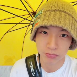 Kim Jae-hyun Instagram - 비☔️
.
.
.
#엔플라잉 #NFlying #김재현 #밖에 #비온다 #쭈름쭈름 #비 #조심하시구 #감기 #조심하세요