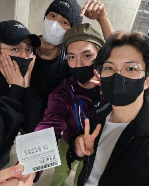 Kim Jae-hyun Instagram - 옥수역귀신👻
.
.
.
#엔플라잉 #NFlying #이승협 #김재현 #유회승 #서동성 #옥수역귀신 #단체관람 #다같이 #보니깐 #뭔가 #부끄럽다
