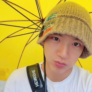 Kim Jae-hyun Instagram - 비☔️
.
.
.
#엔플라잉 #NFlying #김재현 #밖에 #비온다 #쭈름쭈름 #비 #조심하시구 #감기 #조심하세요