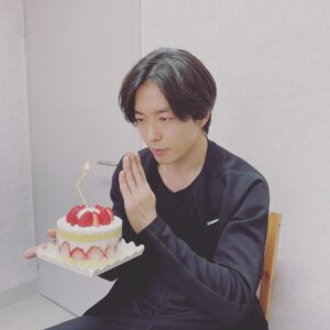 Kim Jae-wook Instagram - 축하해주신 모든 분들께 진심으로 감사드립니다.
보내주신 모든 선물과 메세지 잘 받았어요,
덕분에 기분좋고 행복한 하루 보내고 있습니다.

힘든 시기인 만큼, 부정적인 감정이나 생각을 추스르고 다같이 좋은 방향으로 나아갈 수 있으면 좋겠습니다.

모두의 건강과 안전을 빕니다..!! Thank you everyone for the birthday wishes.  I received all your messages and gifts- I'm having a blast today because of you all.

In these tough times, we need to be strong and positive and we will make it through this together. 
Take care and stay healthy!

코로나 박멸 기원 퍼포먼스 By jaeuck.kim