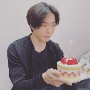 Kim Jae-wook Instagram - 축하해주신 모든 분들께 진심으로 감사드립니다.
보내주신 모든 선물과 메세지 잘 받았어요,
덕분에 기분좋고 행복한 하루 보내고 있습니다.

힘든 시기인 만큼, 부정적인 감정이나 생각을 추스르고 다같이 좋은 방향으로 나아갈 수 있으면 좋겠습니다.

모두의 건강과 안전을 빕니다..!! Thank you everyone for the birthday wishes.  I received all your messages and gifts- I'm having a blast today because of you all.

In these tough times, we need to be strong and positive and we will make it through this together. 
Take care and stay healthy!

코로나 박멸 기원 퍼포먼스 By jaeuck.kim