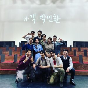 Kim Jae-wook Instagram - 가객(歌客) 박인환

단 하루의 공연을 위한 8주간의 연습
공연 하루전에 결정된 무관객 공연

코로나로 인해 
연습시간 외엔 서로를 알아갈 시간조차 
허락되지 않았던 잔인한 나날들 속에서 
끝끝내 절망하지 않고 버텨낸 우리는 

무대 위에서 서로를 믿고 후회없이 불태웠습니다

오직 
김경익 이라는 연출가의 이름 하나로 모인
모든 스텝분들과 선생님들 
배우분들 관계자 여러분들

함께 해서 정말 좋았습니다

언젠가 이 아름다운 공연과 호흡을 
여러분에게 선사할 수 있는 날을 기다리며..

아, 거기서 나를 괴롭히는  무수한 장미들의 뜨거운 온도 
 
  박인환  시(詩)  장미의 온도 中