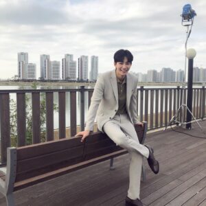 Kim Jae-young Instagram - 날씨가...😔 나는 누구??