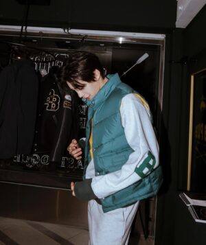 Kim Jae-young Instagram - 🤗훗

#AD 브룩스브라더스의X이스트로그 
팝업 스토어 'BB Pub' 

#Brooksbrothers #eastlogue