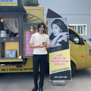 Kim Jae-young Instagram - 선아누나 감사해요!!^^
누나 덕분에 오늘 촬영도 문제없어요
커피차 깜짝선물🤗 
감사합니다!!!