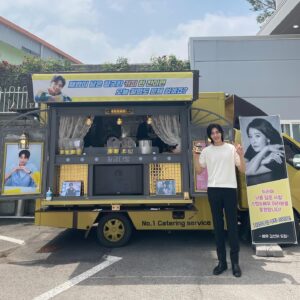 Kim Jae-young Instagram - 선아누나 감사해요!!^^
누나 덕분에 오늘 촬영도 문제없어요
커피차 깜짝선물🤗 
감사합니다!!!