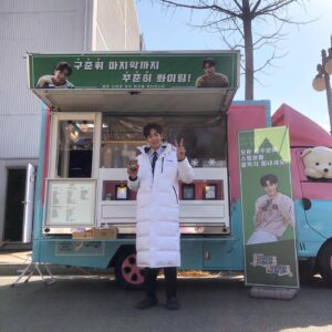 Kim Jae-young Instagram - 커피차 너무 고마워요!!😂
#에테르니타 #꾸준히