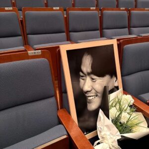 Kim Ji-hyun Instagram - .

'그대를 생각하는 것만으로
그대를 바라볼 수 있는 것만으로
그대의 음성을 듣는 것만으로도
기쁨을 느낄 수 있었던 그날들

그대는 기억조차 못하겠지만
이렇듯 소식조차 알 수 없지만
그대의 이름을 부르는 것만으로도
눈물이 흐르곤 했었던 그날들'

10년이라니..
이젠 정말 이런 '그날들'이 되어버렸다..ㅎㅎ
감사히 공연 시작!