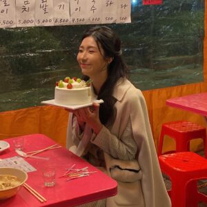 Kim Ji-hyun Instagram - 여름부터 겨울까지~
우리 주희 열심히 살았네요!ㅎㅎ
주희는 계속 열심히 살아갈 겁니다!
여러분들도 사랑을 나누며 따뜻한 하루하루를 살아가시길 응원할게요^^
감사합니다!!!
#서른아홉 #장주희