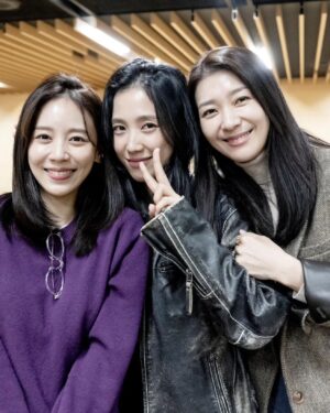 Kim Ji-hyun Instagram - 사랑하는 지지들♡