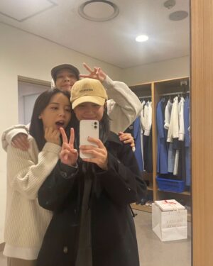 Kim Ji-hyun Instagram - 사랑하는 지지들♡