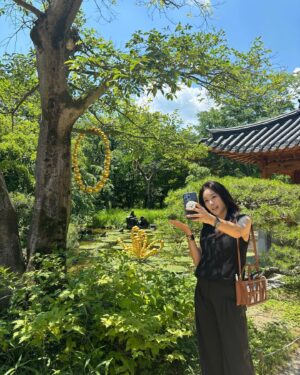 Kim Joo-hee Instagram - 진흙에 물들지 않는 연꽃처럼 🪷
전시 마지막 날 호암미술관 나들이 

어렸을때 불교이신 부모님과 같이 매 주말 산 등산하며 
산봉우리 꼭대기에 있던 절을 찾았던 절소녀여서 그런지 
익숙했던 분위기의 불상과 유물의 전시 
(그래서인가 산과 꽃나무를 좋아하는 성인이 되었어요 #origin ?!😊) 

섬세한 디테일의 금속 공예와 온 맘 다해 정성껏 적어내려간듯한
기도문들 불교내에서의 여성의 위치를 찾아본 포커스가 흥미로웠고
뉴진스님의 부처핸섬이라는 DJ 팝의 열풍인지 젊은 친구들도 많아 
무언가 모던화된듯한 전시장 분위기도 이색적이었다 ^^ 

호제 디자이너 쌤에게 선물받은 카멜색 호제백 
야외 나들이와 찰떡이었네 고마워요 호디자이너 @hozelee 🤗

날이 좋아 꽃나무 하늘도 정말 많이 찍었는데
릴스를 만들기 요령이 없으니 😂 
눈부신날 소풍같은 하루 뿅 💚

#진흙에물들지않는연꽃처럼 #연꽃같이 🪷🌈🌸
#호암미술관 #여름나들이 👒