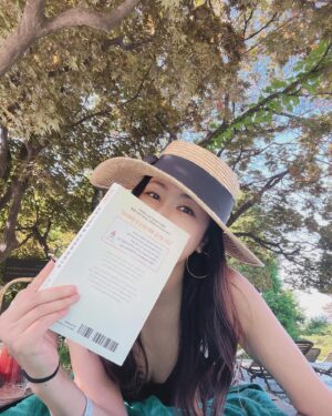 Kim Joo-hee Instagram - 요즘 아껴 읽고 있는 책과 
나무 그늘 아래 시원했던 바람 
그리고 치킨 💚 

늦었다 생각할땐 늦었다지만..
이제 여름은 시작이니까 
그동안 쉬었던 근력 운동도 다시 열심히 해보자는 다짐 💪🏻👙🤗 
#데자뷰 🤣 

근래 뇌과학에 대한 책을 세권 정도 읽었는데
하나는 의학 저서 같이 신경 세포 이름을 나열하는 정보 위주로 
한 페이지 넘기기 쉽지 않았고
(의지로 끝까지 읽음..때론 배고 잠듦,,,세포 이름 기억도 안남..) 
저자가 지향하는 삶을 살려면 귀농해 화학 성분과 전자파와 
스트레스가 없는 곳에서 천연 음식으로만 먹고 살아야하는..
실생활과 넘 동떨어진 이야기같았고🤣 

하나는 앞에 책과 내용이 비슷했고 (인터넷 쇼핑으로 제목과 
목차만 보고 구입한 결과,, 은근 복습의 효과?! 🫢) 

이 책은 일본 뇌과학자 박사가 쓴 책인데 정보와 재미의 밸런스가 좋고 
실생활과의 밀접도가 높아 벌써 두번째 읽고 있어요 
넘 재밌고 유익함 🤗 #삶이흔들릴때뇌과학을읽습니다 강력 추천 👍🏻 

TV가 크게 재밌는게 없어 채널 돌리기 지겹다면 
야외로 그늘 아래 책 한권 들고 나들이 가기 딱 좋은 날! 
시원하고 즐거운 주말 보내세요 📚📖📝🐶 
 

이제 아니 벌써 #여름 #핫써머핫핫써머써머 ☀️
#나무러버 #나무늘보 #happyweekend 👒🏊‍♀️🍹