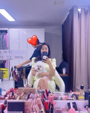 Kim Joo-hee Instagram - 방송 전 후 
뭉치의 에너지 레벨 변화 😀➡️😴
예쁜 언니들 만나서 신나게 놀았쪄요 😘🐶🐾🤗