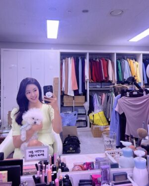 Kim Joo-hee Instagram - 방송 전 후 
뭉치의 에너지 레벨 변화 😀➡️😴
예쁜 언니들 만나서 신나게 놀았쪄요 😘🐶🐾🤗