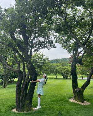 Kim Joo-hee Instagram - 골프의 본고장 영국 스코틀랜드에서 

가 아니고 그곳 같다는 날씨에서 명랑 라운드 ⛳️🍃🏌️‍♀️

단짠단짠 #마라탕후루 같은 골프란 참 🍡
잡힐듯 말듯 안개 속 가로등 불빛같은 스윙 교정 전후의 교차점 
테이크 어웨이에서 요렇게 백스윙 탑에서 이렇게 
기존의 루틴에 변화가 생기니 연습만이 지름길인 시점 
인내심을 가지고 조금 더 파이팅팅 🌳🌈🦄

그레이톤 날씨에 넘 예뻤던 민트빛 착장 @fairliar_official 
5월의 푸르름은 흐린 하늘마저도 어찌할수 없었던 날이었다 💚