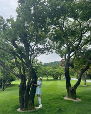 Kim Joo-hee Instagram - 골프의 본고장 영국 스코틀랜드에서 

가 아니고 그곳 같다는 날씨에서 명랑 라운드 ⛳️🍃🏌️‍♀️

단짠단짠 #마라탕후루 같은 골프란 참 🍡
잡힐듯 말듯 안개 속 가로등 불빛같은 스윙 교정 전후의 교차점 
테이크 어웨이에서 요렇게 백스윙 탑에서 이렇게 
기존의 루틴에 변화가 생기니 연습만이 지름길인 시점 
인내심을 가지고 조금 더 파이팅팅 🌳🌈🦄

그레이톤 날씨에 넘 예뻤던 민트빛 착장 @fairliar_official 
5월의 푸르름은 흐린 하늘마저도 어찌할수 없었던 날이었다 💚