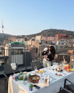 Kim Joo-hee Instagram - 시간의 흐름을 타고 변해가는 하늘을 바라보며
맛있고 멋있던 밤 🍗
밤공기도 음악도 참 좋았네,,😌 

#봄밤 #봄밥
#참두릅 #꽃안심 #꿀새우 #라면까지 클리어 🫡🌟🌙🌸

4월의 봄도 벌써 마무리즈음이라니요,, 🤦🏼‍♀️🐎🐎🎆
우당탕탕 #바베큐타임 잊지몬해 🫶🏻