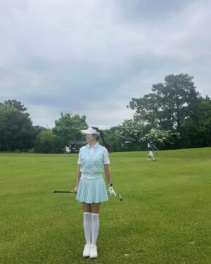 Kim Joo-hee Instagram - 골프의 본고장 영국 스코틀랜드에서 

가 아니고 그곳 같다는 날씨에서 명랑 라운드 ⛳️🍃🏌️‍♀️

단짠단짠 #마라탕후루 같은 골프란 참 🍡
잡힐듯 말듯 안개 속 가로등 불빛같은 스윙 교정 전후의 교차점 
테이크 어웨이에서 요렇게 백스윙 탑에서 이렇게 
기존의 루틴에 변화가 생기니 연습만이 지름길인 시점 
인내심을 가지고 조금 더 파이팅팅 🌳🌈🦄

그레이톤 날씨에 넘 예뻤던 민트빛 착장 @fairliar_official 
5월의 푸르름은 흐린 하늘마저도 어찌할수 없었던 날이었다 💚