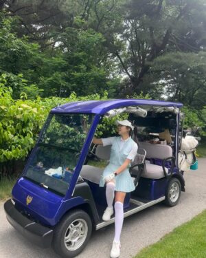 Kim Joo-hee Instagram - 골프의 본고장 영국 스코틀랜드에서 

가 아니고 그곳 같다는 날씨에서 명랑 라운드 ⛳️🍃🏌️‍♀️

단짠단짠 #마라탕후루 같은 골프란 참 🍡
잡힐듯 말듯 안개 속 가로등 불빛같은 스윙 교정 전후의 교차점 
테이크 어웨이에서 요렇게 백스윙 탑에서 이렇게 
기존의 루틴에 변화가 생기니 연습만이 지름길인 시점 
인내심을 가지고 조금 더 파이팅팅 🌳🌈🦄

그레이톤 날씨에 넘 예뻤던 민트빛 착장 @fairliar_official 
5월의 푸르름은 흐린 하늘마저도 어찌할수 없었던 날이었다 💚