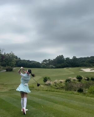 Kim Joo-hee Instagram - 골프의 본고장 영국 스코틀랜드에서 

가 아니고 그곳 같다는 날씨에서 명랑 라운드 ⛳️🍃🏌️‍♀️

단짠단짠 #마라탕후루 같은 골프란 참 🍡
잡힐듯 말듯 안개 속 가로등 불빛같은 스윙 교정 전후의 교차점 
테이크 어웨이에서 요렇게 백스윙 탑에서 이렇게 
기존의 루틴에 변화가 생기니 연습만이 지름길인 시점 
인내심을 가지고 조금 더 파이팅팅 🌳🌈🦄

그레이톤 날씨에 넘 예뻤던 민트빛 착장 @fairliar_official 
5월의 푸르름은 흐린 하늘마저도 어찌할수 없었던 날이었다 💚
