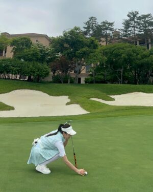 Kim Joo-hee Instagram - 골프의 본고장 영국 스코틀랜드에서 

가 아니고 그곳 같다는 날씨에서 명랑 라운드 ⛳️🍃🏌️‍♀️

단짠단짠 #마라탕후루 같은 골프란 참 🍡
잡힐듯 말듯 안개 속 가로등 불빛같은 스윙 교정 전후의 교차점 
테이크 어웨이에서 요렇게 백스윙 탑에서 이렇게 
기존의 루틴에 변화가 생기니 연습만이 지름길인 시점 
인내심을 가지고 조금 더 파이팅팅 🌳🌈🦄

그레이톤 날씨에 넘 예뻤던 민트빛 착장 @fairliar_official 
5월의 푸르름은 흐린 하늘마저도 어찌할수 없었던 날이었다 💚