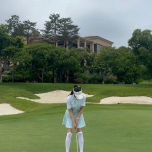 Kim Joo-hee Instagram - 골프의 본고장 영국 스코틀랜드에서 

가 아니고 그곳 같다는 날씨에서 명랑 라운드 ⛳️🍃🏌️‍♀️

단짠단짠 #마라탕후루 같은 골프란 참 🍡
잡힐듯 말듯 안개 속 가로등 불빛같은 스윙 교정 전후의 교차점 
테이크 어웨이에서 요렇게 백스윙 탑에서 이렇게 
기존의 루틴에 변화가 생기니 연습만이 지름길인 시점 
인내심을 가지고 조금 더 파이팅팅 🌳🌈🦄

그레이톤 날씨에 넘 예뻤던 민트빛 착장 @fairliar_official 
5월의 푸르름은 흐린 하늘마저도 어찌할수 없었던 날이었다 💚