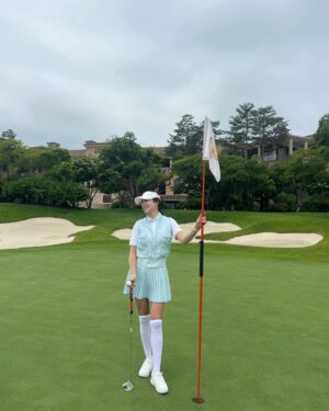 Kim Joo-hee Instagram - 골프의 본고장 영국 스코틀랜드에서 

가 아니고 그곳 같다는 날씨에서 명랑 라운드 ⛳️🍃🏌️‍♀️

단짠단짠 #마라탕후루 같은 골프란 참 🍡
잡힐듯 말듯 안개 속 가로등 불빛같은 스윙 교정 전후의 교차점 
테이크 어웨이에서 요렇게 백스윙 탑에서 이렇게 
기존의 루틴에 변화가 생기니 연습만이 지름길인 시점 
인내심을 가지고 조금 더 파이팅팅 🌳🌈🦄

그레이톤 날씨에 넘 예뻤던 민트빛 착장 @fairliar_official 
5월의 푸르름은 흐린 하늘마저도 어찌할수 없었던 날이었다 💚