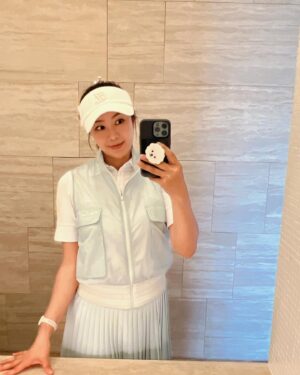 Kim Joo-hee Instagram - 골프의 본고장 영국 스코틀랜드에서 

가 아니고 그곳 같다는 날씨에서 명랑 라운드 ⛳️🍃🏌️‍♀️

단짠단짠 #마라탕후루 같은 골프란 참 🍡
잡힐듯 말듯 안개 속 가로등 불빛같은 스윙 교정 전후의 교차점 
테이크 어웨이에서 요렇게 백스윙 탑에서 이렇게 
기존의 루틴에 변화가 생기니 연습만이 지름길인 시점 
인내심을 가지고 조금 더 파이팅팅 🌳🌈🦄

그레이톤 날씨에 넘 예뻤던 민트빛 착장 @fairliar_official 
5월의 푸르름은 흐린 하늘마저도 어찌할수 없었던 날이었다 💚