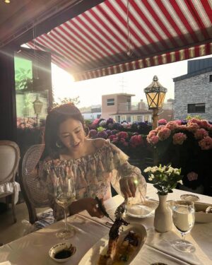 Kim Joo-hee Instagram - 반 시체 상태로 뻗어있는 나를 건져내어 
수고했다며 밥사주는 내 칭구 @jangsukjoon_v 
쵝오다 🌱💚🧚🏻‍♂️

남산타워는 오늘 무슨 색일까 기대하며 타임랩스를 켜보았는데 
노랑 보라 초록으로 변하다가 초록으로 정착= 대기 질 좋음 🥳

별거아닌 시시껄렁한 이야기로 웃음 빵빵 도파민 뿜뿜 
힐링이었던 밤 🌙

생각해주는 맘씨 넘나 고마워 ☕️ 
(직화에는 약하지만) 고기 구워주께 🥩🍖🤗 

#수국수국 #까만밤아주까만밤 #healingmoments 🗼✨🧚🏻‍♂️