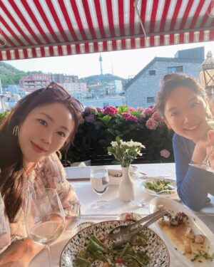 Kim Joo-hee Instagram - 반 시체 상태로 뻗어있는 나를 건져내어 
수고했다며 밥사주는 내 칭구 @jangsukjoon_v 
쵝오다 🌱💚🧚🏻‍♂️

남산타워는 오늘 무슨 색일까 기대하며 타임랩스를 켜보았는데 
노랑 보라 초록으로 변하다가 초록으로 정착= 대기 질 좋음 🥳

별거아닌 시시껄렁한 이야기로 웃음 빵빵 도파민 뿜뿜 
힐링이었던 밤 🌙

생각해주는 맘씨 넘나 고마워 ☕️ 
(직화에는 약하지만) 고기 구워주께 🥩🍖🤗 

#수국수국 #까만밤아주까만밤 #healingmoments 🗼✨🧚🏻‍♂️