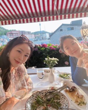 Kim Joo-hee Instagram - 반 시체 상태로 뻗어있는 나를 건져내어 
수고했다며 밥사주는 내 칭구 @jangsukjoon_v 
쵝오다 🌱💚🧚🏻‍♂️

남산타워는 오늘 무슨 색일까 기대하며 타임랩스를 켜보았는데 
노랑 보라 초록으로 변하다가 초록으로 정착= 대기 질 좋음 🥳

별거아닌 시시껄렁한 이야기로 웃음 빵빵 도파민 뿜뿜 
힐링이었던 밤 🌙

생각해주는 맘씨 넘나 고마워 ☕️ 
(직화에는 약하지만) 고기 구워주께 🥩🍖🤗 

#수국수국 #까만밤아주까만밤 #healingmoments 🗼✨🧚🏻‍♂️